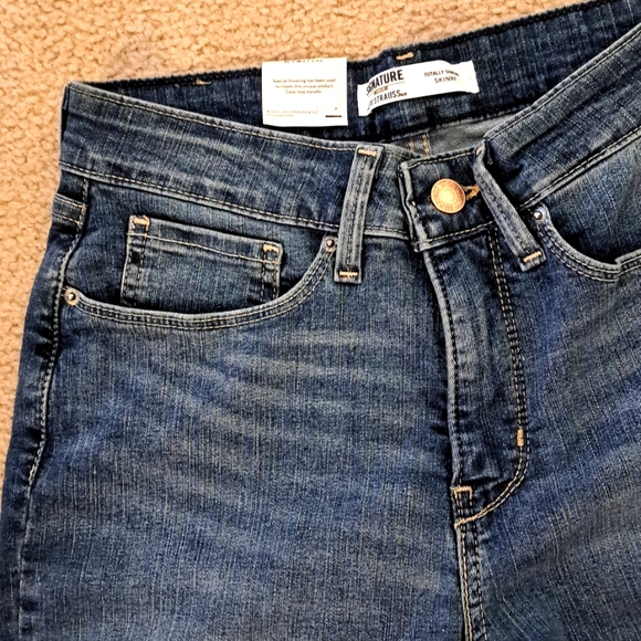 Womens NEW SIGNATURE LEVI SHAPING JEANS. 4. (WAIST 27) - Picture 5 of 15